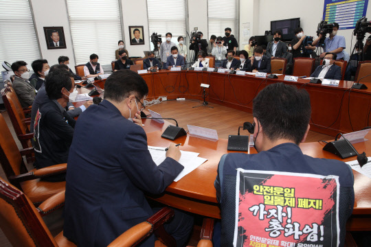 화물노동자 생존권 보호를 위한 간담회가 9일 서울 여의도 국회에서 박홍근 더불어민주당 당대표 직무대행 겸 원내대표, 현정희 민주노총 공공운수노조 위원장, 이봉주 공공운수노조 화물연대본부 본부장 등이 참석한 가운데 열리고 있다. 국회사진기자단=연합뉴스.